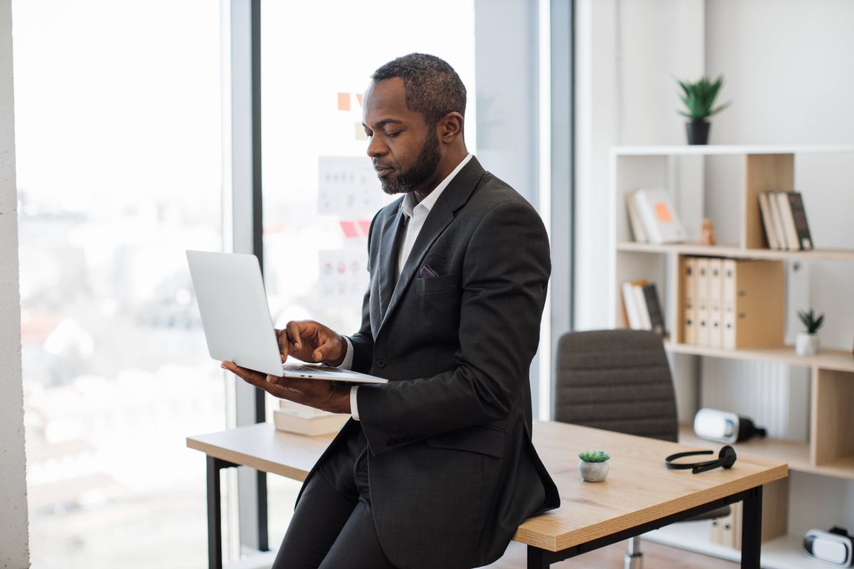 Encontre look masculino para o trabalho