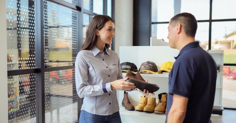 Uniformes personalizados para loja de roupas: por que investir na identidade da sua marca?